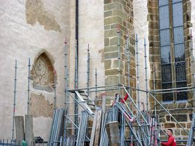 Abbau des Gerüstes an der Südseite (Foto: Karl-Franz Thiede)